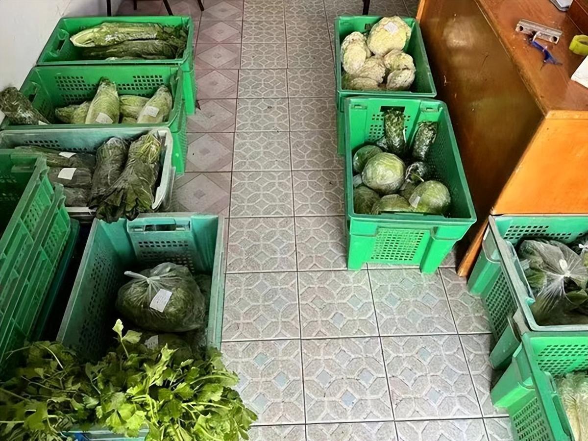 宝山社区与蔬果专业合作社携手，每周为高龄独居老人送上爱心蔬菜包